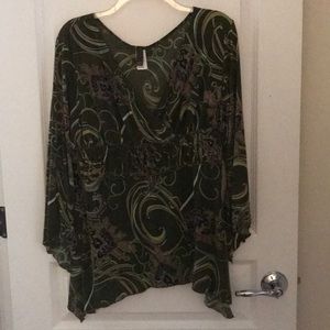 Ladies green print v neck top